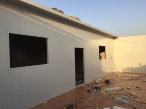 غرف ساندوتش بانل جدة | حلول عصرية لبناء الغرف والملاحق والمستودعات والعزل افضل شركة ساندوتش بانل الرياض 768x576